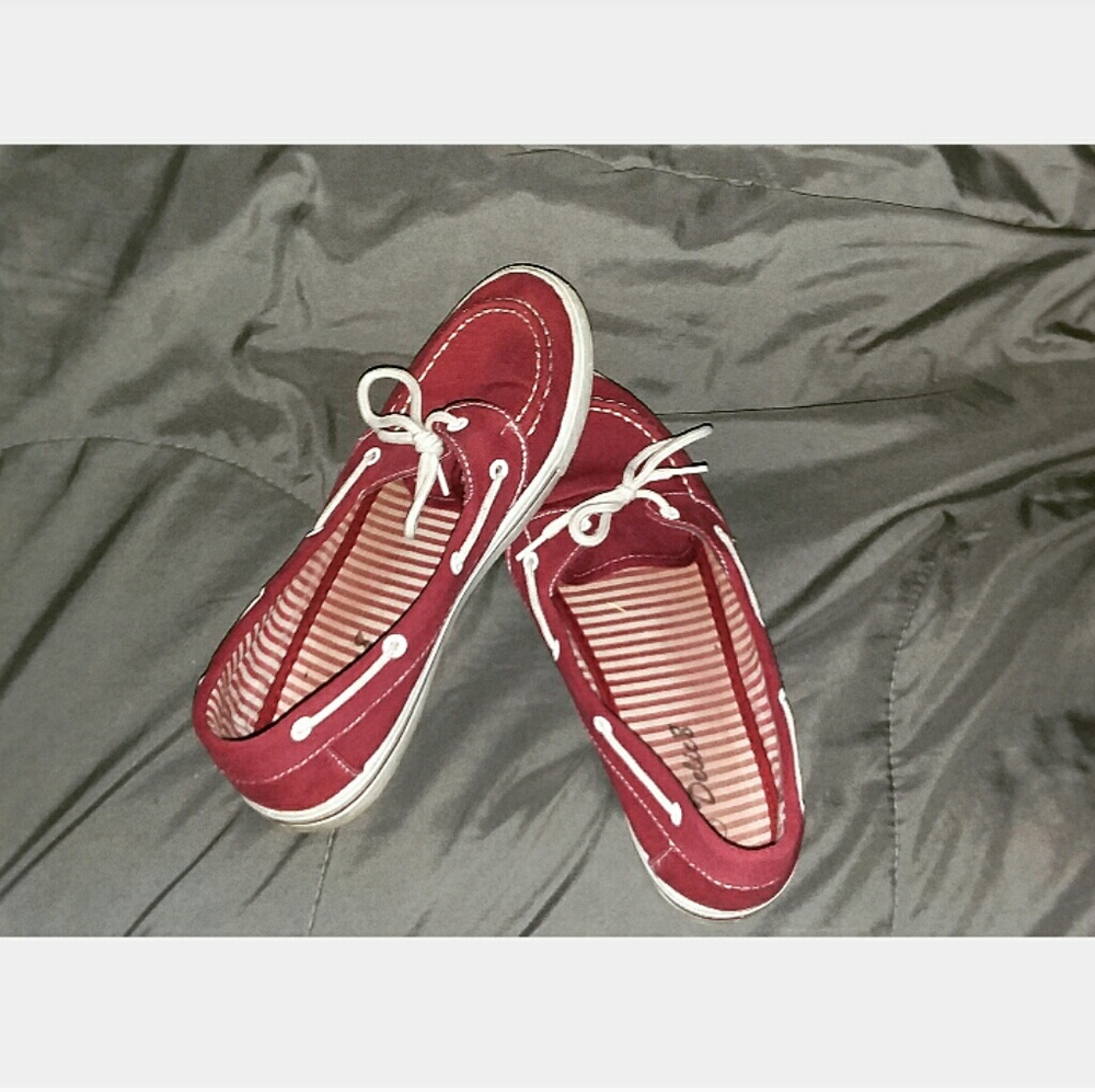 Maroon low-top laced flats